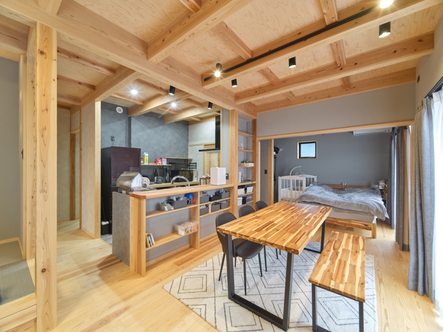 アクトホーム｜寝室を1階に置き、生活を完結。来客時は建具を閉じてLDKと空間を分割