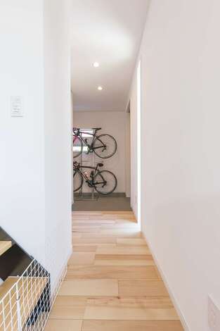 リビングドアがないので玄関まで目線が抜け、より開放感が生まれた