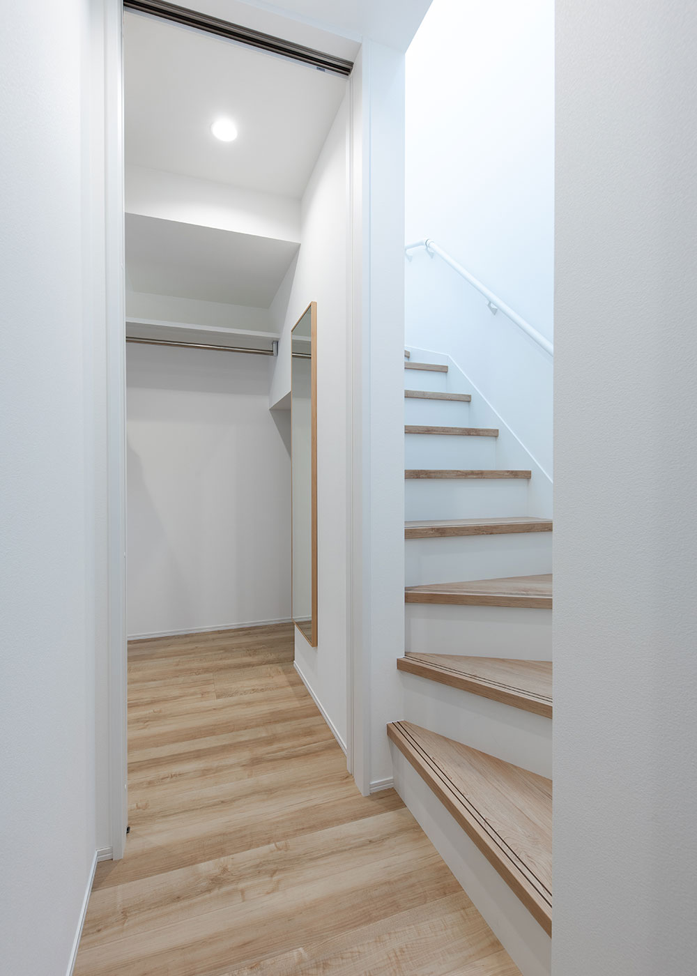 KUREKEN HAUS（榑林建設）【デザイン住宅、収納力、ペット】帰宅後はファミリークローゼットから洗面・浴室へ直行
