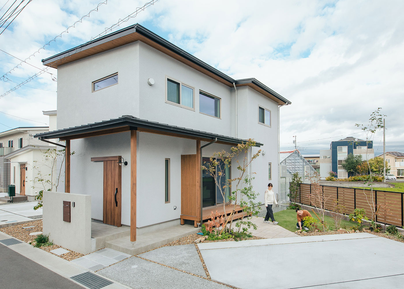 フジモクの家（富士木材）【自然素材、狭小住宅、省エネ】変形敷地の持ち味を活かしたプランニングにより、室内・デッキ・庭が有機的につながる。駐車スペースもしっかり確保された