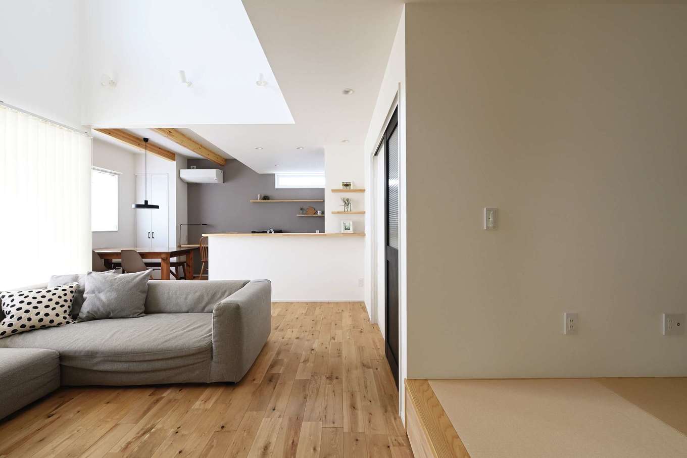 Yamaguchi Design 【デザイン住宅、省エネ、間取り】小上がりはリビングに面し、畳に腰掛けるとソファに座った家族と目線の高さが合う