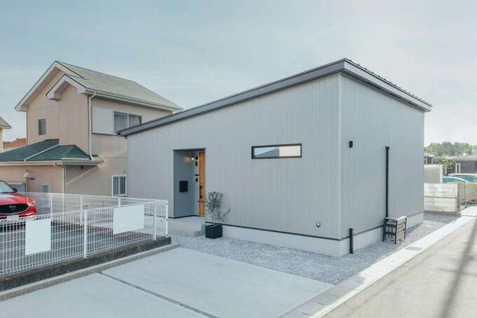 外観はシンプルに。家の外側の窓は極力なくし、プライバシーを確保している