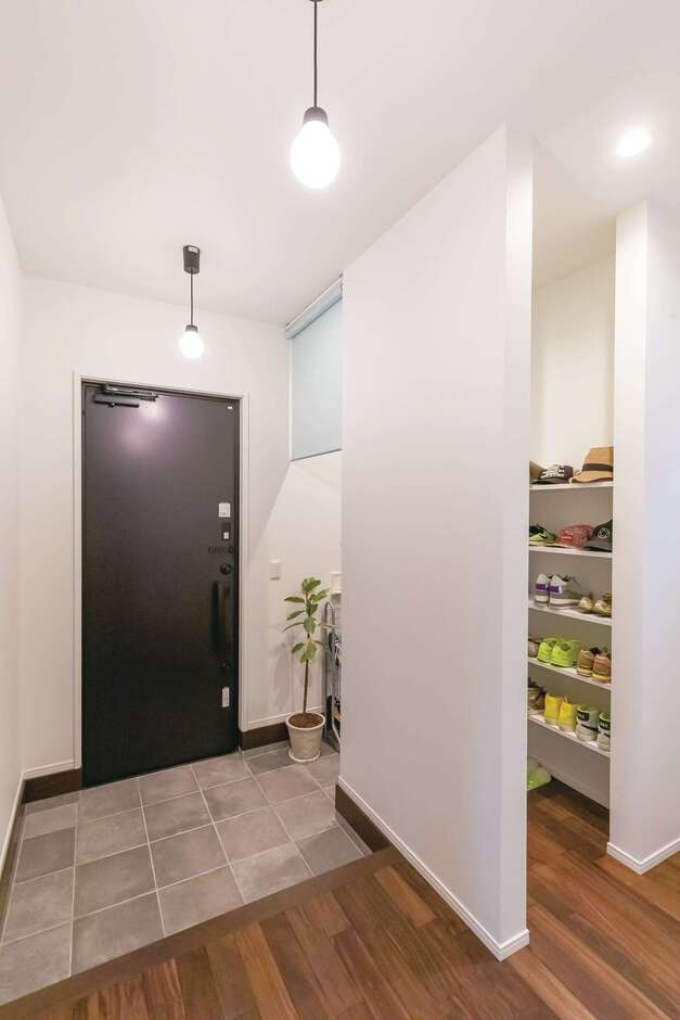 玄関ホールは家族用とゲスト用に分けてスッキリと