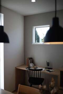 ダイニングのカウンターデスクはちょっとした作業がこなせるワークスペース