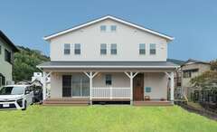 ハワイ好きなKさん夫妻の夢を叶えたアメリカンサーファーズハウス。サイディングを横張りにして、窓のラインも揃えたことで端正な表情を醸し出している。これから庭をDIYしたりと、少しずつアップデートしていく予定