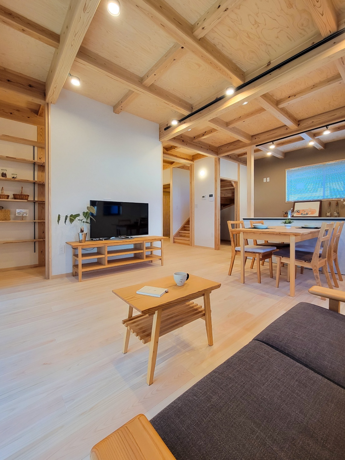 アクトホーム｜大井川スギの床や梁、ヒノキパネルの天井が「呼吸する」ナチュラルな空間を演出。テレビ背面の収納で散らかりを隠し、朝の準備時間を短縮します。