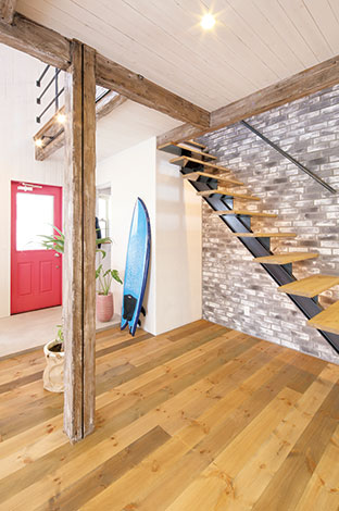 富士ホームズデザイン【デザイン住宅、趣味、自然素材】レンガタイルの壁と鉄骨のオリジナル階段の組み合わせが何ともカッコいい