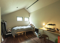 ロフト部分は2つに仕切って子ども部屋に。屋根の勾配を生かしたデザインで採光に配慮
