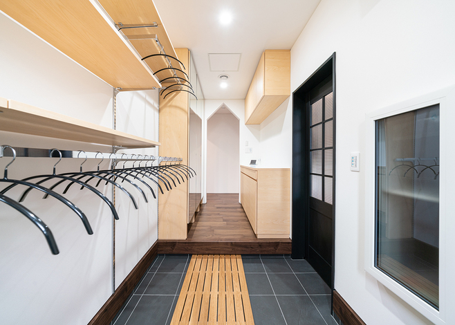 5畳を確保した玄関クローゼット。ハンガー掛けを造作したことで洋服まで幅広く収納でき、使い勝手も抜群だ