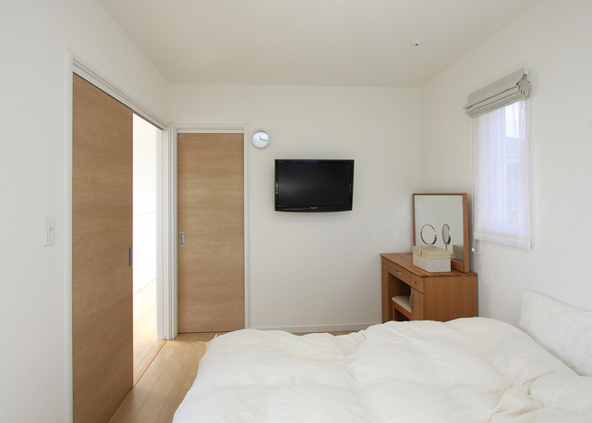 寝室にも壁掛けテレビがあることで、リラックスした時間を楽しめる