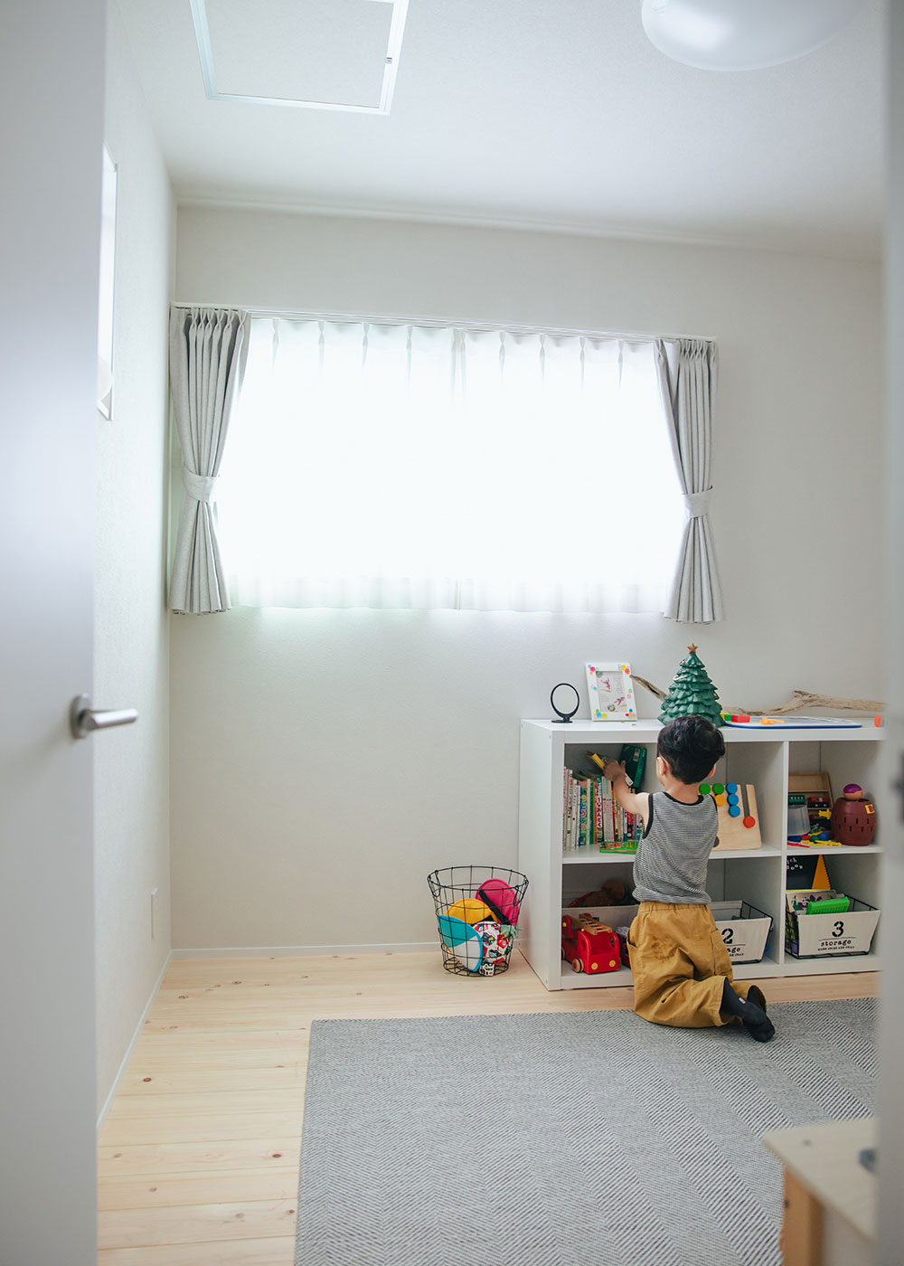 フジモクの家（富士木材）【子育て、自然素材、平屋】子ども部屋も富士ヒノキが敷かれ、明るくナチュラルな雰囲気。ウッドデッキを挟むように2部屋用意し、家族構成の変化を受け止められるようにした