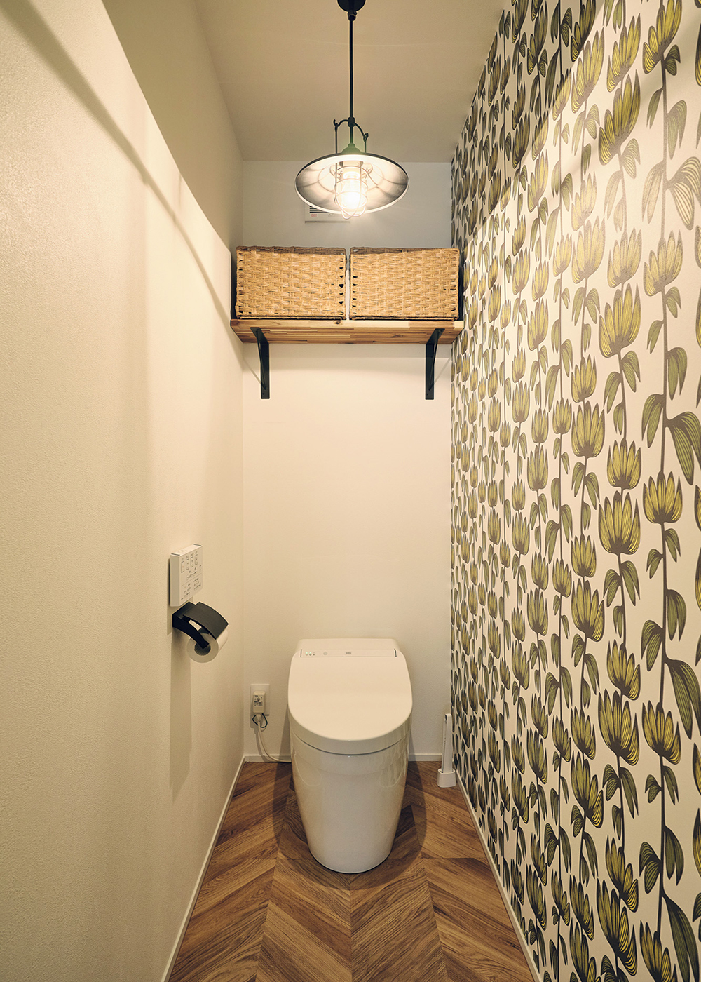 平屋建築ブルーハウス【デザイン住宅、間取り、平屋】トイレは、ヘリンボーンのクッションフロアと大柄のクロスで個性的に
