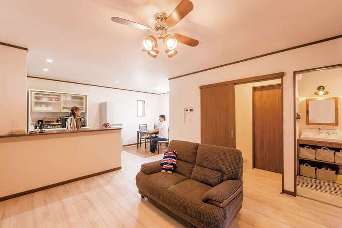 ナチュラルなフローリングが素敵なLDK。1階の床下の断熱材に発泡系 断熱材アイシネンを使用し、断熱性能をアップ