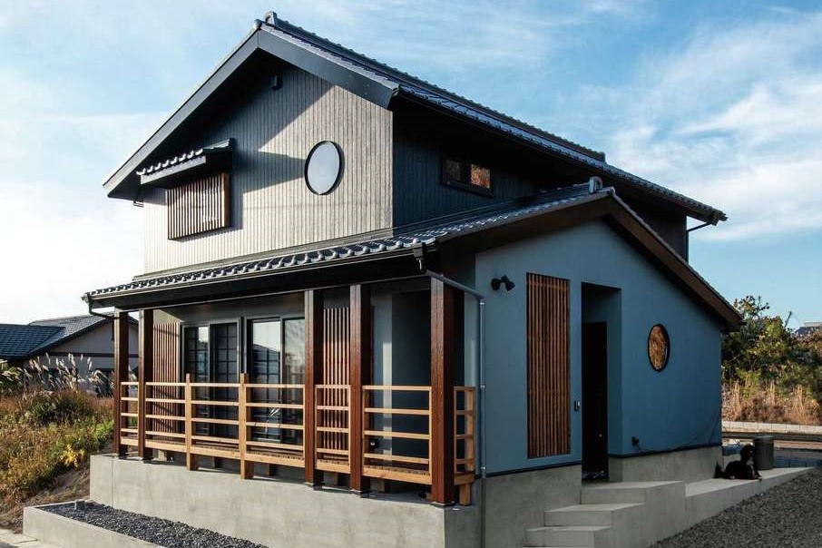 スカイグラウンド【デザイン住宅、和風、ペット】建物の細長比や屋根の勾配を計算し、京町家風デザインに仕上げた