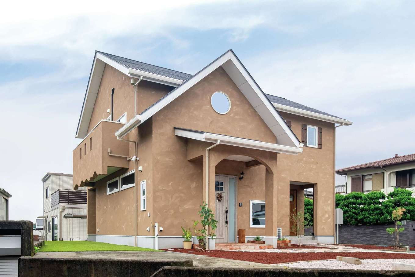 ハウテックス【デザイン住宅、趣味、間取り】三角屋根と丸窓が目を引く外観