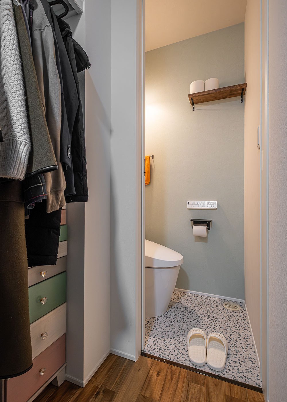R＋house御殿場（岳南建設）【間取り、建築家、平屋】クローゼットの奥には家族用トイレを