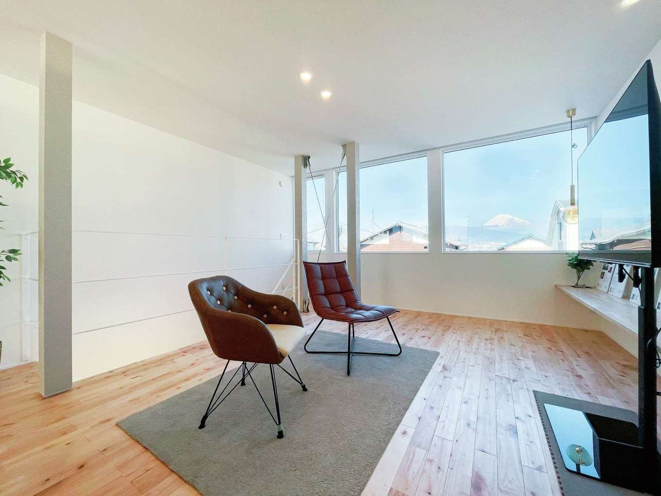 ハウスプラン（R＋house沼津・富士）【デザイン住宅、省エネ、間取り】富士山の眺望が日常の風景になるリビング