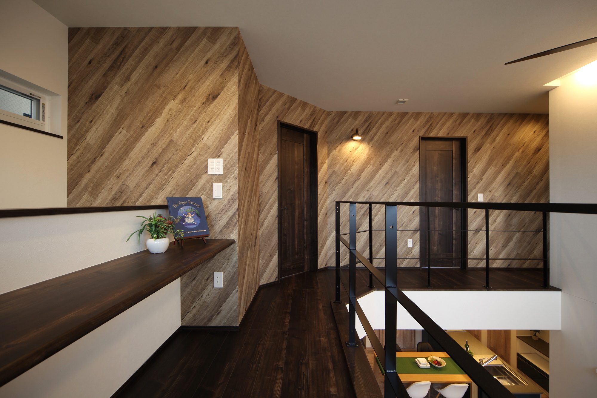 ホームラボ｜落ち着いた色合いの木目調の壁が印象的な廊下。モダンなデザインで、空間全体に温かみを与えている。