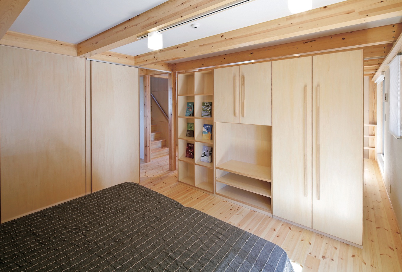 近藤建設工業【焼津市三ケ名1472-8・モデルハウス】家具、建具を製作する木工場をもつことも大きな強み。県内産の良質なヒノキなどを適材適所に使用 し、オリジナルのインテリアを提供。それらを手掛ける木工部の存在は、施主さんにとってメリットが多い。好みや建物にマッチすることはもちろん、オーダーで製作するからスペースも有効活用できる