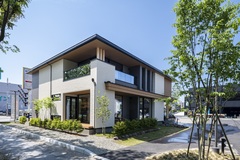 青空に映えるモダンな木の家、自然との調和