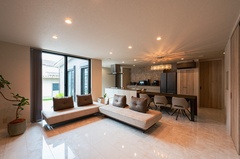 L字型に広がるLDK空間。東側・南側の大開口からたっぷりと自然光を取り入れ、日中明るく開放感のある暮らしを実現しました。