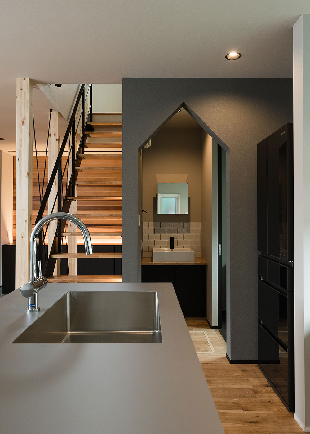 クラフトハウス【デザイン住宅、狭小住宅、建築家】キッチンから水回りにつながる