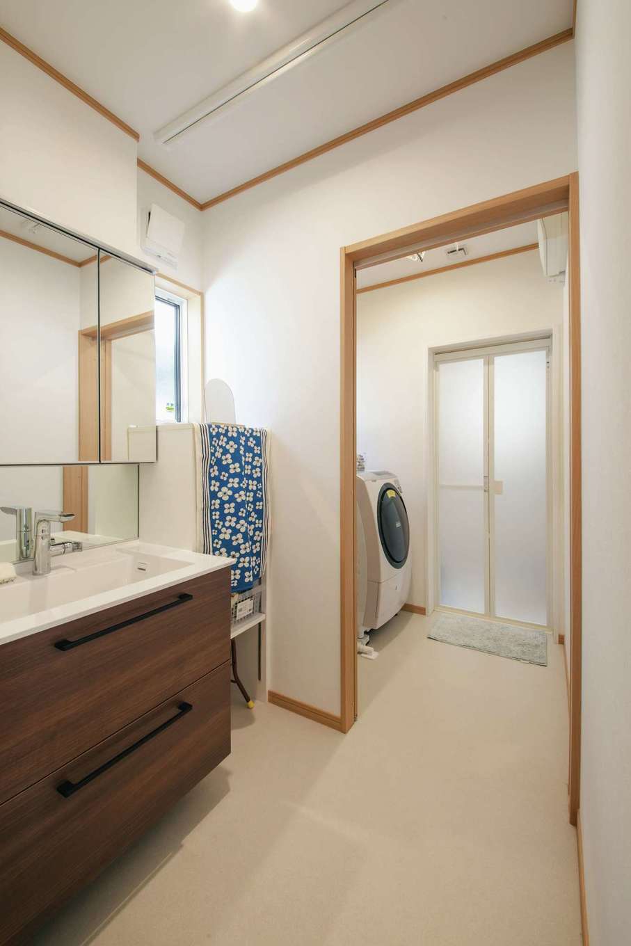 水田建設【自然素材、省エネ、間取り】水回りスペースは洗面室と脱衣室を区切り、室内干しができる広さを確保