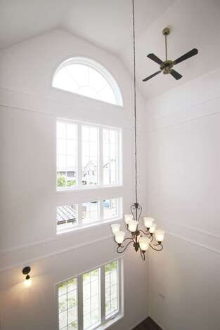 天井から吊るされた長さ３mのシャンデリアの光が白の空間に映える