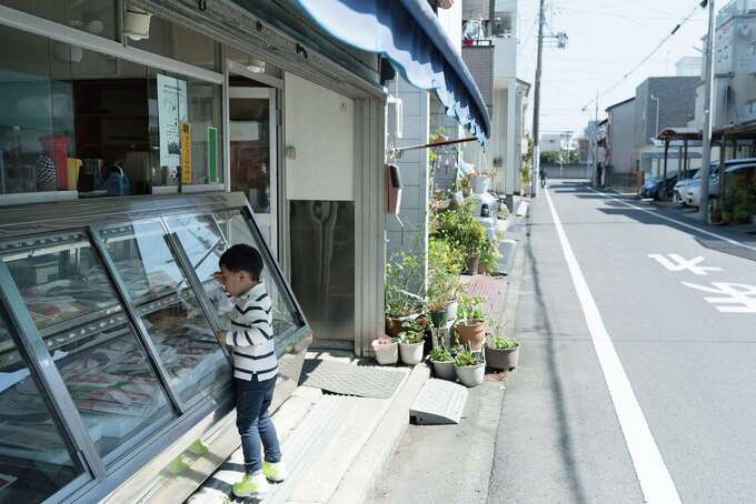 アイワホームサービス｜家からすぐの魚屋さん。「あ、タコがあるよ！ イクラも！ 」。ひとりで出掛ける“初めてのおつかい”も、もうすぐかも