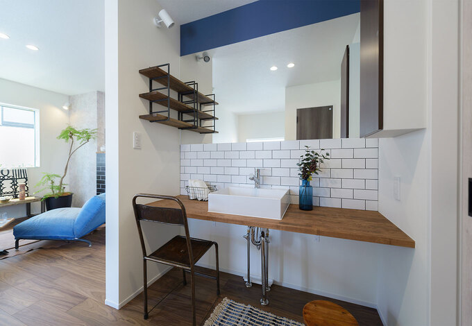 造作の洗面台はタイルとクロスの色使いで印象バッチリ