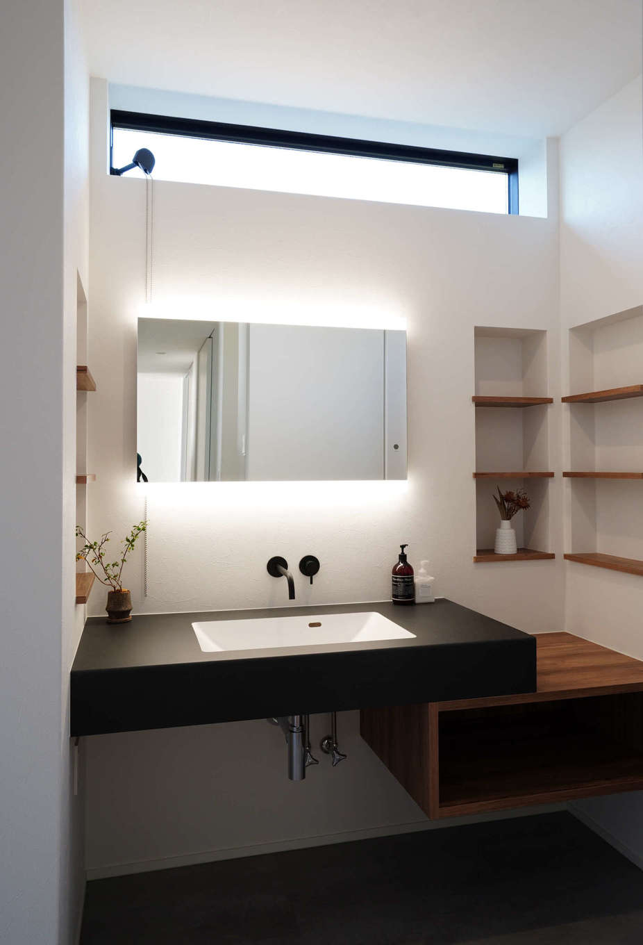 アールスタジオ【デザイン住宅、平屋、インテリア】異素材を組み合わせたクールな造作洗面台