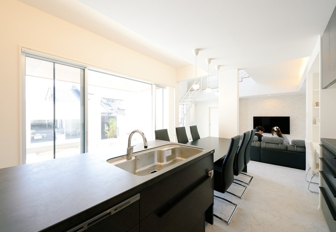 中庭を一望するキッチンは奥さまお気に入りの場所。セラミック製のシステムキッチンは、熱やキズ、汚れにも強く、掃除も楽ちん。ダイニングキッチンは家具職人にオーダーしたオリジナル