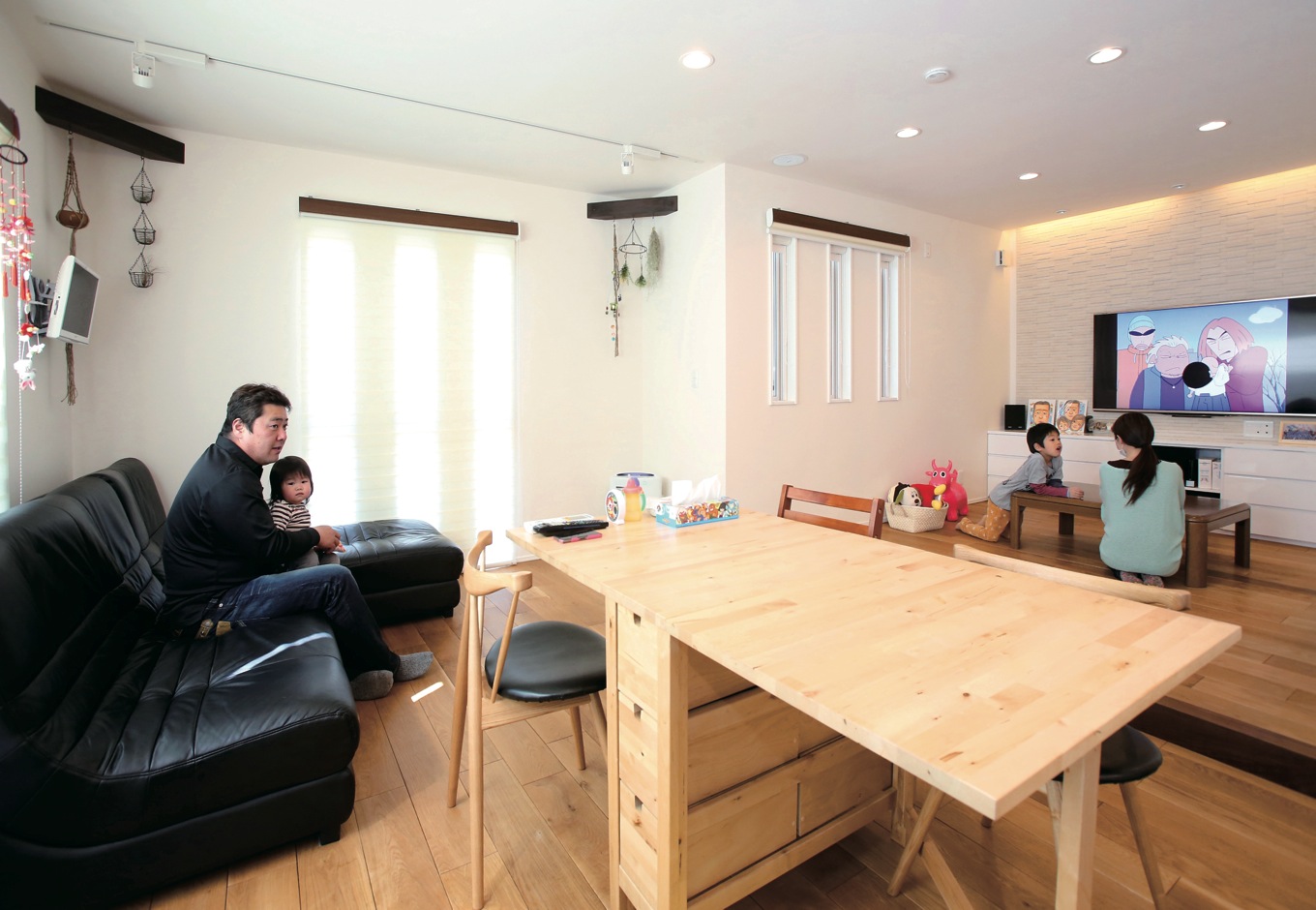 片桐建設【デザイン住宅、間取り、ガレージ】リビングは自然と家族全員が集まってくる憩いの場