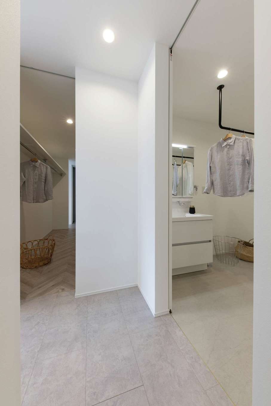 KUREKEN HAUS（榑林建設）【デザイン住宅、省エネ、平屋】ランドリールーム近くにファミリークローゼットをレイアウト。畳まなくても済むよう、十分な量のハンガーパイプを希望