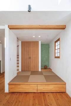 和モダンに仕上げた小上がり。床の間はグリーンに着色した漆喰で