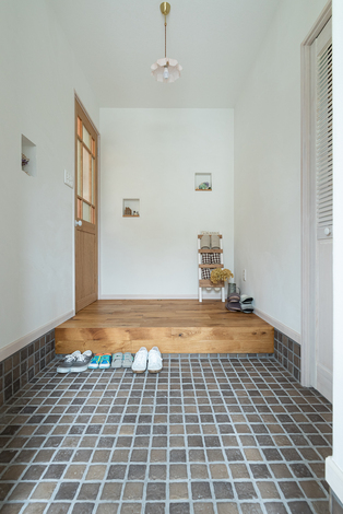 落ち着いた色のタイルが敷き詰められた玄関