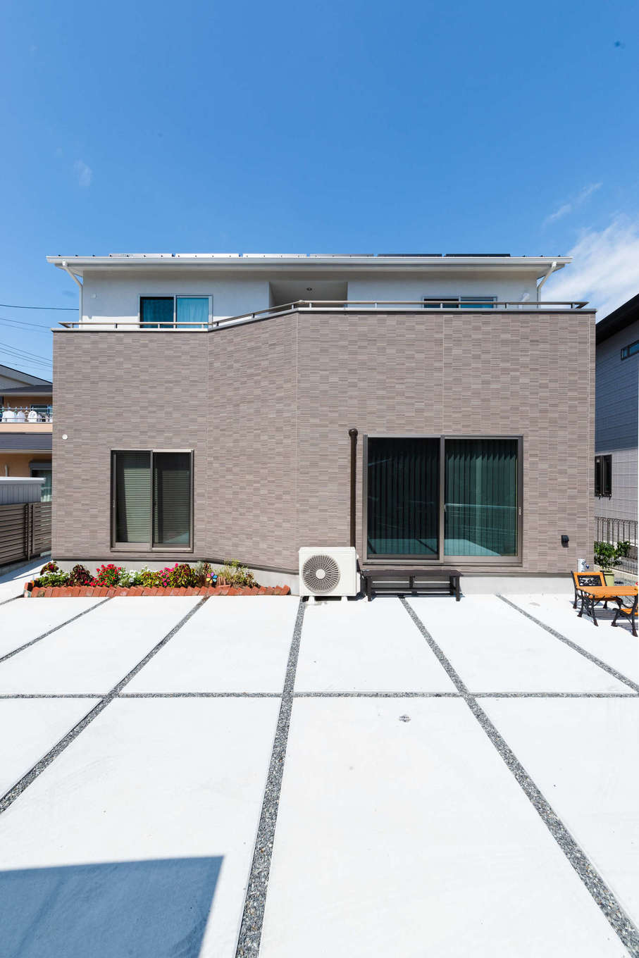 アキヤマ【収納力、省エネ、間取り】真南よりも日当たりのいい好立地に建つK邸。塗り壁とサイディングのツートンカラーの外観は、上品で飽きのこない佇まい。駐車場もたっぷり確保できた