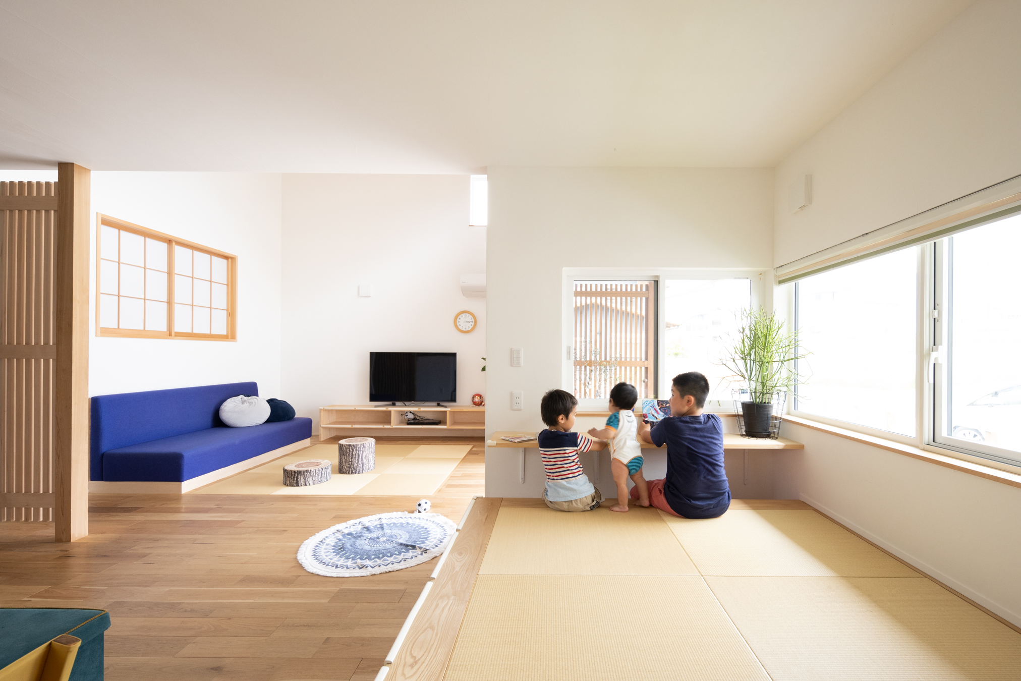 木粋舎 一級建築士事務所｜家族が集える畳スペース。明るい自然光が差し込む窓際には畳が敷かれ、子どもたちが楽しそうに過ごせる心温まるエリアとなっている。