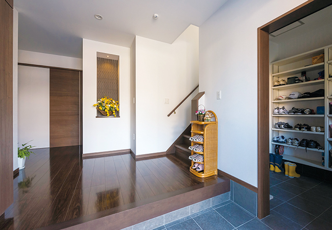 たたきから出入りする大きなシューズインクローゼット。家族の季節ごとの靴がすべて収納できる