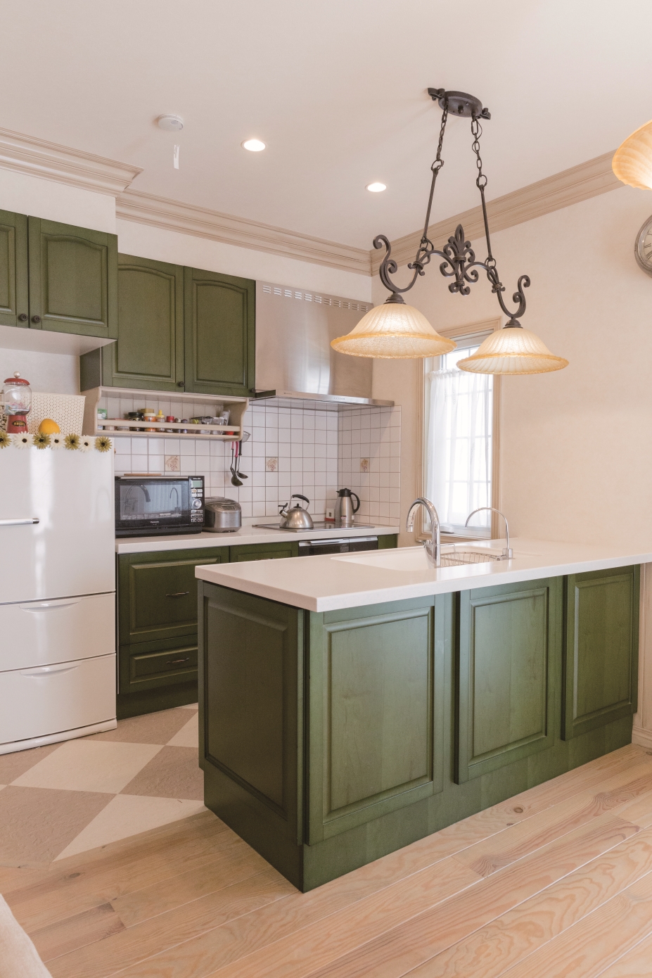 リンゾー【デザイン住宅、輸入住宅、インテリア】ゴージャスな照明器具が映える対面キッチン