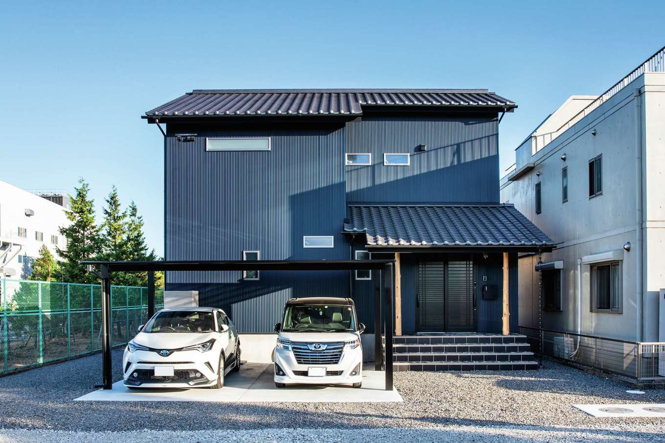 未来創建【デザイン住宅、子育て、収納力】重々しい「和」の雰囲気にならないよう、マリンブルーのガルバリウム鋼板でモダンなテイストをプラスした外観。玄関に続く石段はご主人のお気に入りで、熟練大工によって美しい仕上がりに