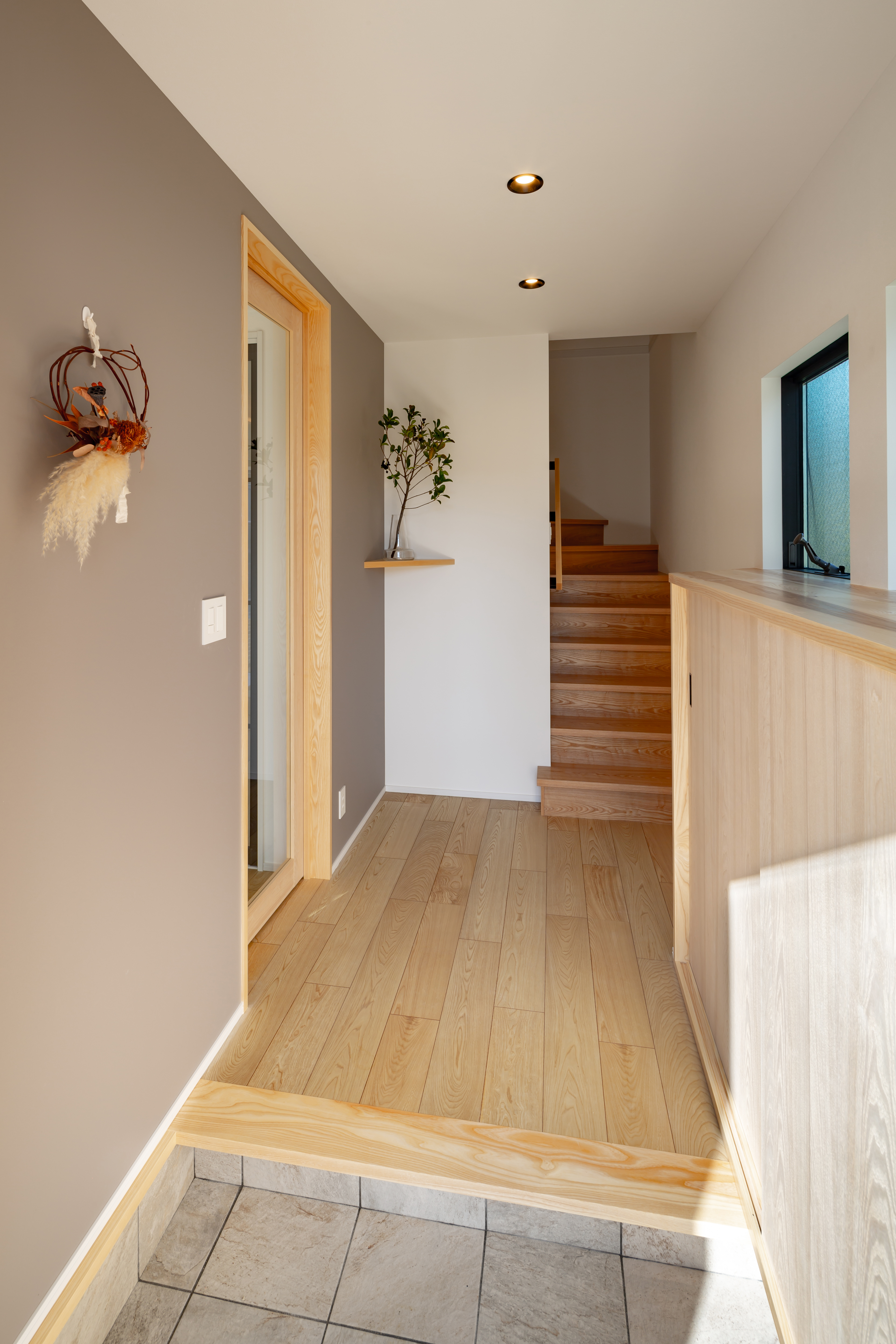 ムニカデザイン（まほろばホーム）｜木の温もりだけでなく、タイルと組み合わせることで、洗練されたナチュラルモダンな空間を実現。