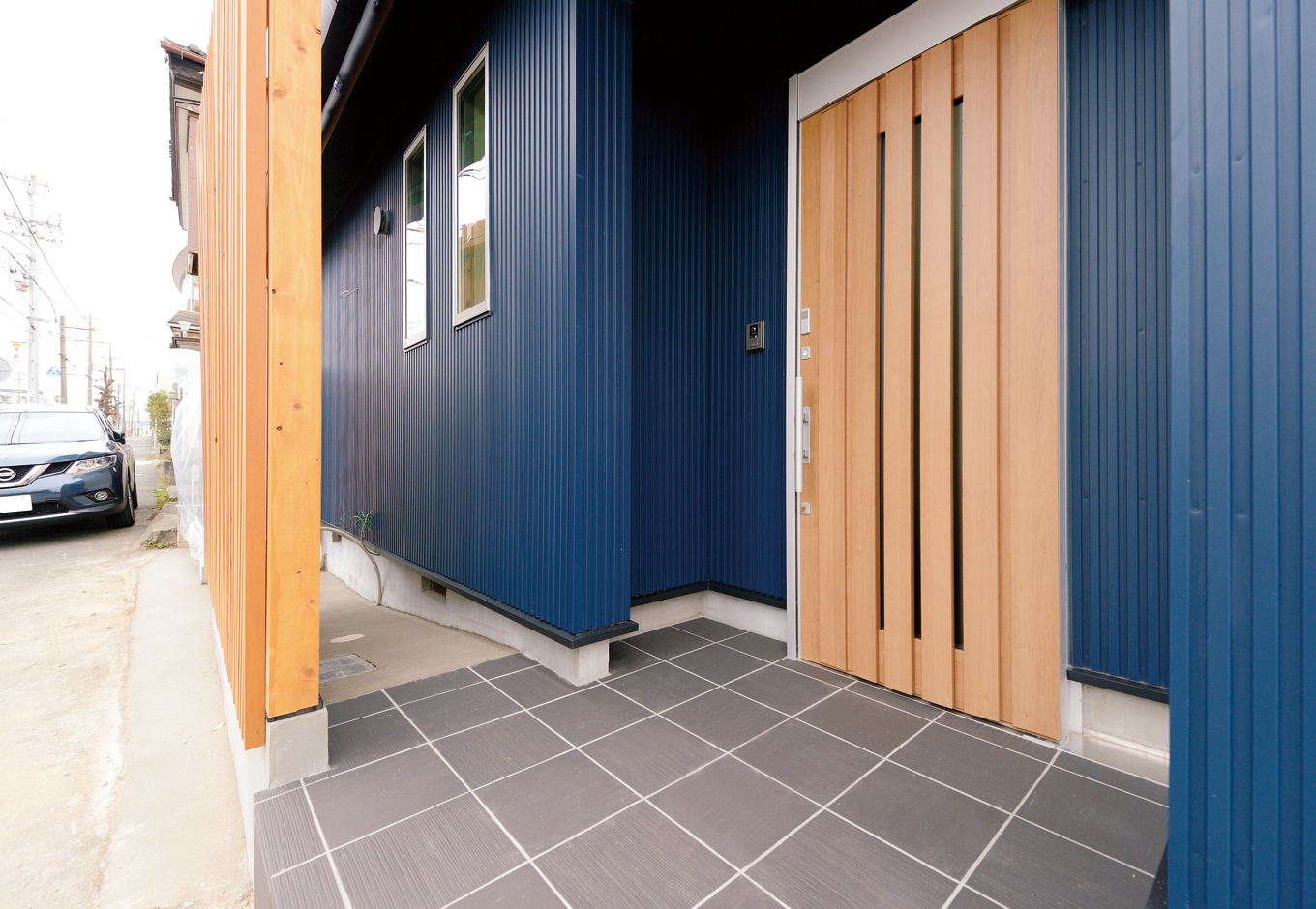 内田建設｜家の前にはスロープを設置。小さな子どもからおばあちゃんが住む家族にやさしいデザイン