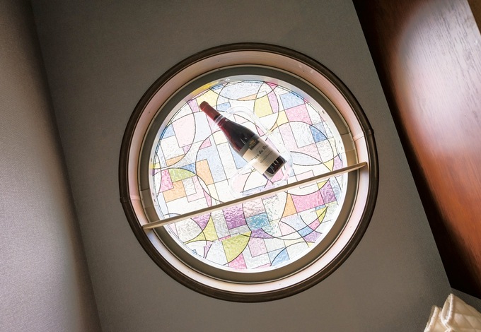 バーの丸窓にはステンドグラス調のパネルで、インテリア性をアップ