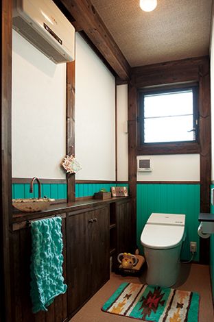 サイエンスホーム【1000万円台、デザイン住宅、ガレージ】トイレの壁は奥さまの大好きなターコイズブルー