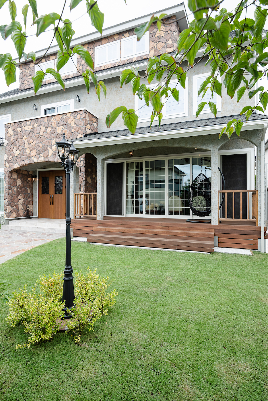 富士ホームズデザイン【デザイン住宅、自然素材、高級住宅】ウッドデッキにはハンギングチェアを設置