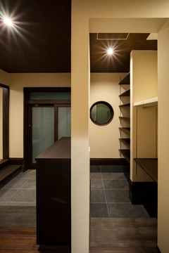 伝統的なテイストに現代的なシューズクローゼットを合わせた玄関。隣には洗面台を設置し、手を洗ってから家に入れるように設計したことも、現代的な要素の1つ。