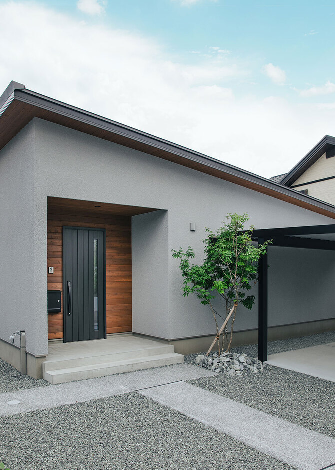 玄関回りのレッドシダーがぬくもりを添える