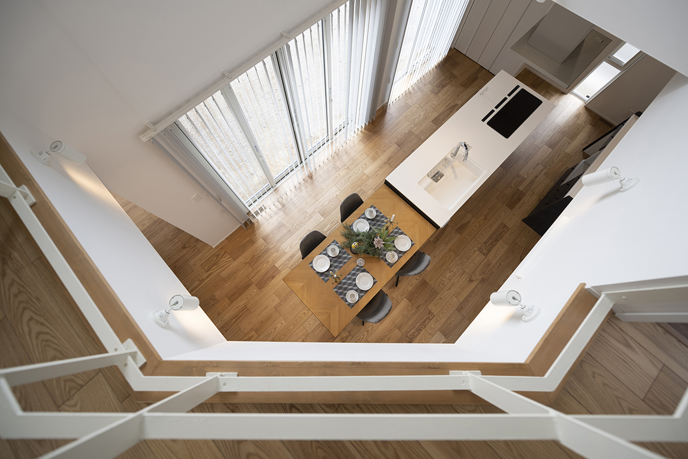 OWN RESORT HOME（オウンリゾートホーム）【デザイン住宅、子育て、間取り】2階ホールから1階を見下ろす。全館空調により、上下階の温度差もない