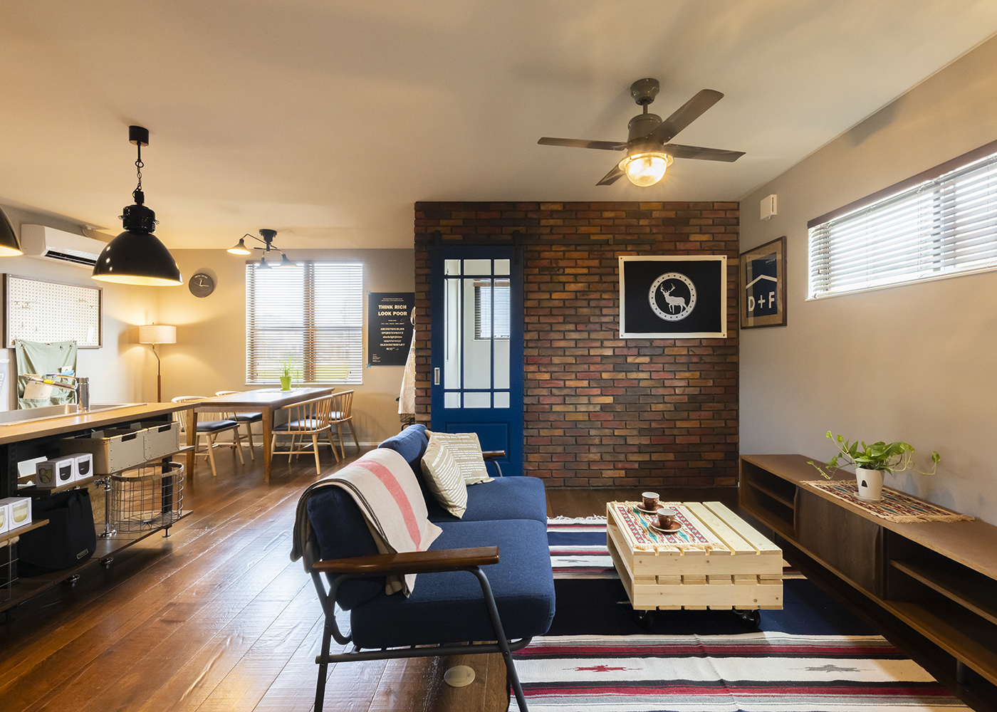 大和建設／BinO西尾南【デザイン住宅、インテリア】キッチンの正面にリビング、サイドにダイニングスペースを配置し、家族がそれぞれ別のスペースにいても、互いの気配を感じとれる空間に。「D A Y F I E L D」の雰囲気にぴったりな家具も一部備わっている